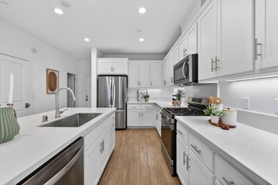 Welcome to this beautifully maintained end-unit, townhome-style - photo 10