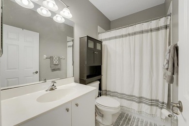 Beautifully renovated 3-bedroom, 2.5-bathroom townhome in the - photo 17