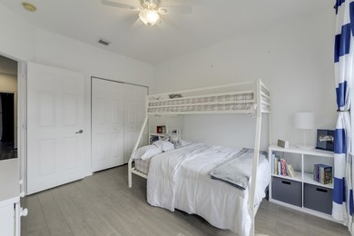 Beautifully renovated 3-bedroom, 2.5-bathroom townhome in the - photo 28