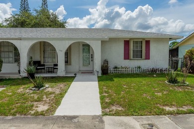 Centrally located in West Palm Beach, this spacious and - photo 1