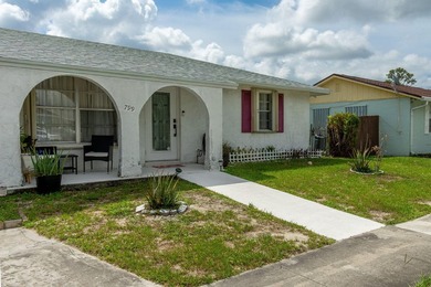 Centrally located in West Palm Beach, this spacious and - photo 3