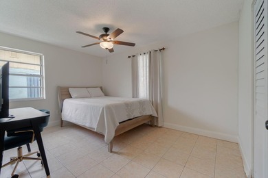 Centrally located in West Palm Beach, this spacious and - photo 7