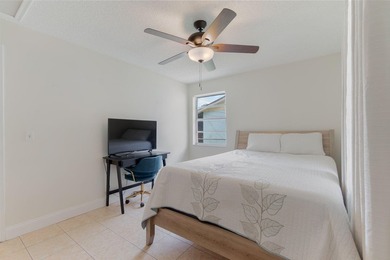 Centrally located in West Palm Beach, this spacious and - photo 8
