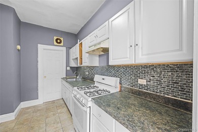 JUST LISTED! SPACIOUS 6 BEDROOM, 3.5 BATH MULTI-FAMILY HOME IN - photo 15