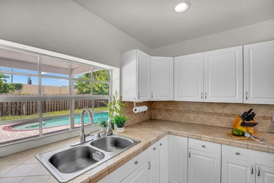 NO HOA! Move in Ready, Freshly painted 3-bedroom, 3-bath home - photo 15