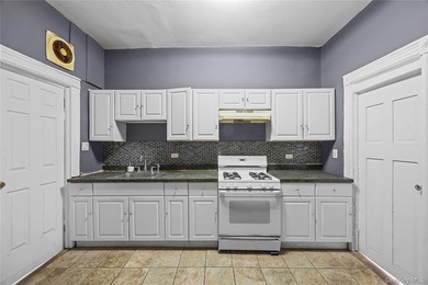 JUST LISTED! SPACIOUS 6 BEDROOM, 3.5 BATH MULTI-FAMILY HOME IN - photo 17