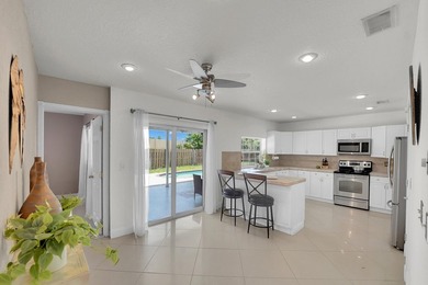 NO HOA! Move in Ready, Freshly painted 3-bedroom, 3-bath home - photo 17