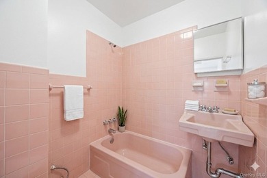 JUST LISTED! SPACIOUS 6 BEDROOM, 3.5 BATH MULTI-FAMILY HOME IN - photo 18