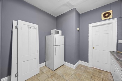 JUST LISTED! SPACIOUS 6 BEDROOM, 3.5 BATH MULTI-FAMILY HOME IN - photo 21