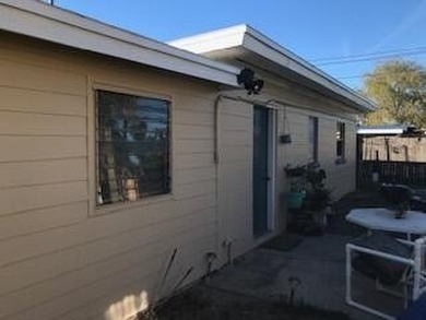 Well located duplex 2/1 and 1/1. Newer central air north unit - photo 1