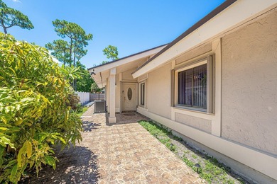 Welcome to this charming 3-bedroom, 2-bathroom villa located in - photo 4