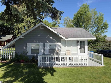 2 Bedroom, 1 Bathroom beautiful home with deeded access to - photo 1