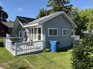 2 Bedroom, 1 Bathroom beautiful home with deeded access to - photo 2