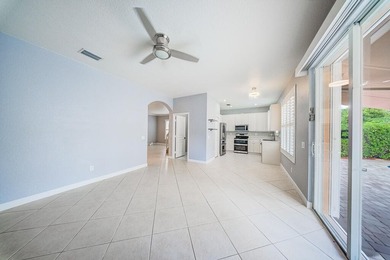 Welcome to this beautifully maintained 4-bedroom, 2.5-bathroom - photo 17