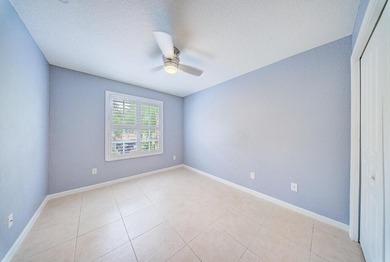 Welcome to this beautifully maintained 4-bedroom, 2.5-bathroom - photo 32