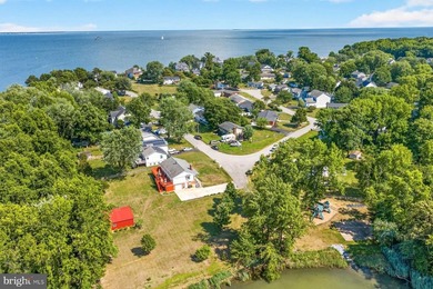 Nestled at the end of a peaceful peninsula in the sought-after - photo 8