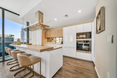 Fully furnished with Restoration Hardware furnishings and - photo 10