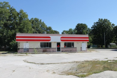 Excellent business location 2300 square-foot well constructed - Lake Commercial For Sale in Greenfield, Missouri