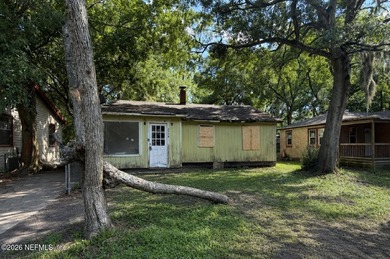 This property offers an opportunity for renovation or investment - photo 1