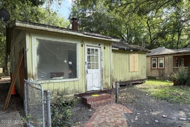 This property offers an opportunity for renovation or investment - photo 2