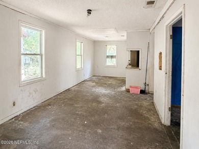 This property offers an opportunity for renovation or investment - photo 4