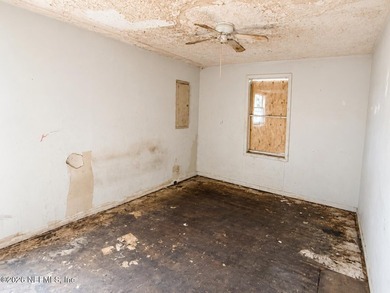 This property offers an opportunity for renovation or investment - photo 6