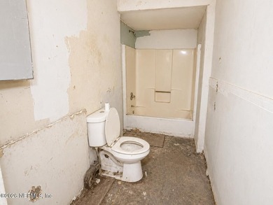 This property offers an opportunity for renovation or investment - photo 7