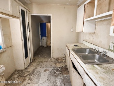 This property offers an opportunity for renovation or investment - photo 8