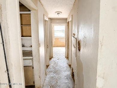 This property offers an opportunity for renovation or investment - photo 9