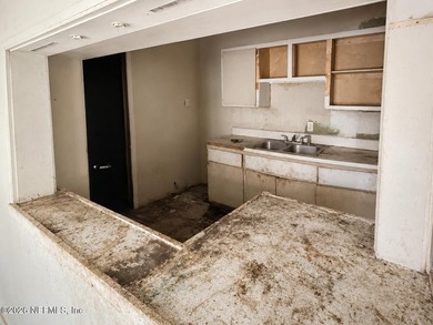 This property offers an opportunity for renovation or investment - photo 10