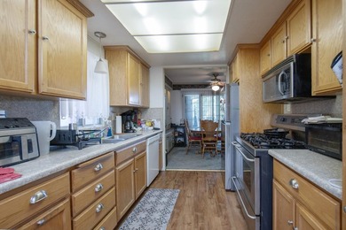 Perfect spot on the River. This Charming 2-bedroom, 2-bathroom - photo 8