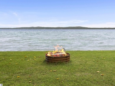 Waterfront 3 BR, 2 BA home with 100 ft private frontage on - photo 3