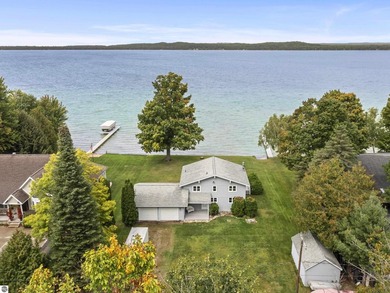 Waterfront 3 BR, 2 BA home with 100 ft private frontage on - photo 4