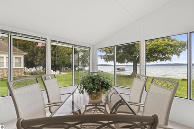 Waterfront 3 BR, 2 BA home with 100 ft private frontage on - photo 8