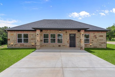 This charming new construction home offers 3 spacious bedrooms - photo 3