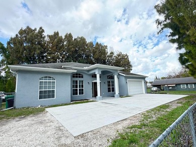 Beautiful 4-Bedroom/3 Bath and Den Home on a Private Lot - - photo 2