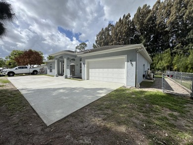 Beautiful 4-Bedroom/3 Bath and Den Home on a Private Lot - - photo 4