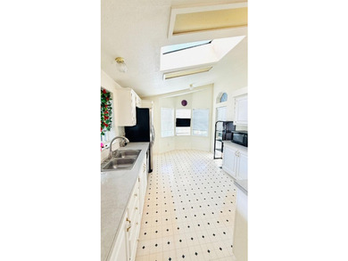 Well-maintained and spacious 1996 manufactured home located in - photo 7