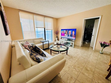 Beautiful PENTHOUSE with HIGH CEILINGS & UNOBSTRUCTED WATERFRONT - photo 4
