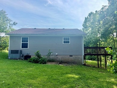 Charming 3 bedroom, 1.5 bath home situated on a spacious 0.64 - photo 3