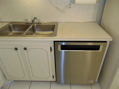FIRST FLOOR. INCREDIBLE DEAL ON A 2 BEDROOM 2 BATH. BEAUTIFUL - photo 4