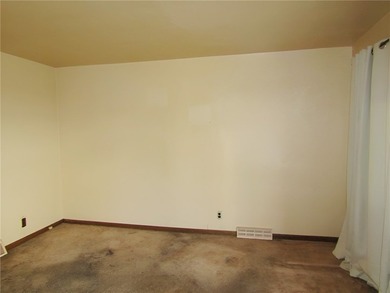 Great opportunity in Tarentum! Large covered front porch! - photo 7