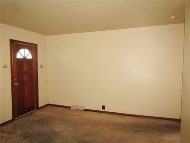 Great opportunity in Tarentum! Large covered front porch! - photo 8