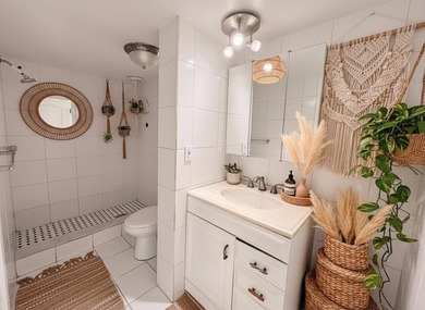 Convenient first-floor 2 bedroom, 2 bath split-plan condo with - photo 7