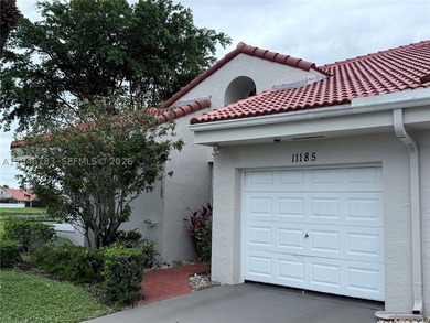 Move-in ready 2-bedroom, 2-bath corner villa with a brand-new - photo 1