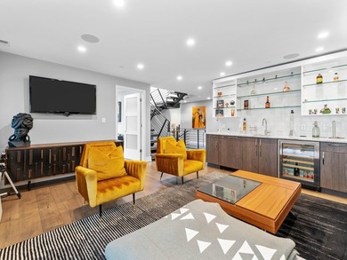 A Rare First Offering. A privately curated, custom end-unit - photo 37