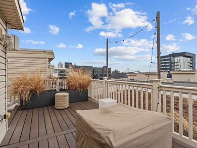 A Rare First Offering. A privately curated, custom end-unit - photo 47