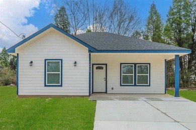 Cedar Creek Lake Home For Sale in Log Cabin Texas