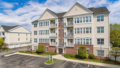 Welcome to Courthouse Commons, where luxury and comfort come - photo 30