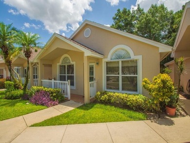 Beautiful move-in ready villa located in Kings Isle, a desirable - photo 4